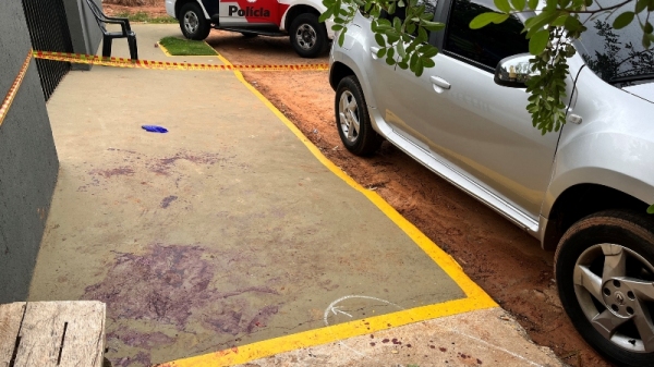 Local onde o homem ferido foi encontrado após ser golpeado com faca (Foto: Siga Mais).