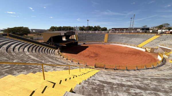 Arena do recinto poliesportivo e palco de shows (Siga Mais).