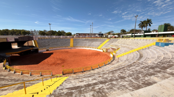 Recinto Poliesportivo de Adamantina nesta segunda-feira, 24 (Siga Mais).