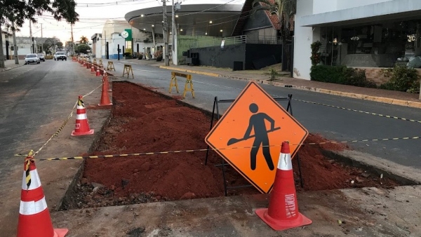 Obra de segurança viária na Avenida da Saudade, no trecho entre o cruzamento com a Alameda Padre Nóbrega e a rotatória que dá acesso à Rua Sebastião Rombaldi, no Parque dos Pioneiros (Foto: Siga Mais).