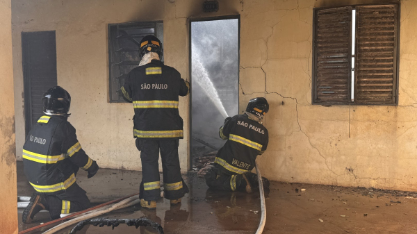 Bombeiros combatem as chamas na casa (Siga Mais).