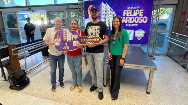 Márcio Cavalaro, diretor regional da Apas; a mãe Valdeci e o filho contemplado, Felipe Cardoso; e a executiva regional da Apas, Ana Carolina (Siga Mais).