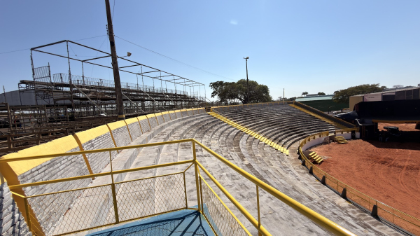 Estrutura da ExpoVerde 2026 em andamento no Recinto Poliesportivo (Siga Mais).