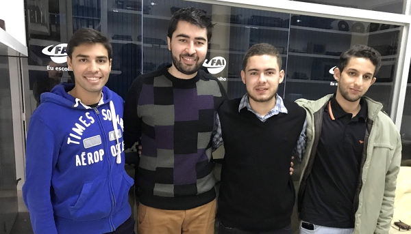 Leonardo Neiva, Caio Janeiro, Henrique Queçada e Gabriel Mackert apresentam detalhes da estrutura de funcionamento, e perspectivas, da Empresa Júnior InovaFAI (Foto: Siga Mais).