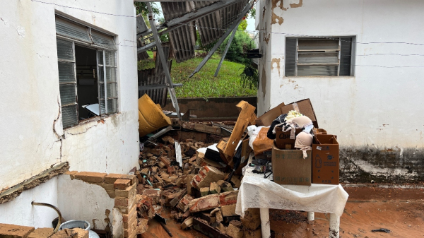 Estrutura aos fundos desabou e ?gua invadiu casa (Siga Mais).