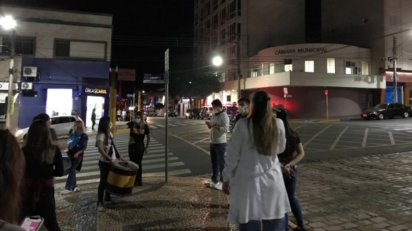 Parte do grupo de estudantes, na praça Élio Micheloni (Foto: Siga Mais).