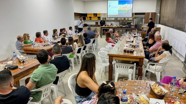 Cláudio Silva, sommelier e embaixador da importadora La Pastina, conduziu a noite de degustação (Siga Mais).