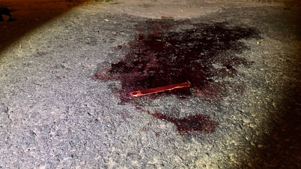 Marcas de sangue no local onde o homem foi ferido (Foto: Siga Mais).