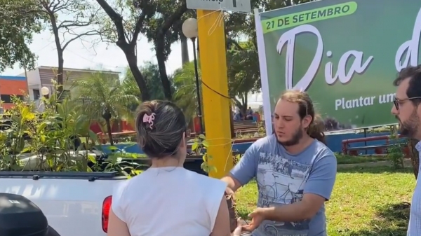 Mudas são distribuídas na praça Élio Micheloni (Divulgação/PMA).