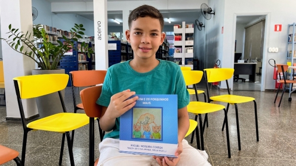 Miguel, o novo pequeno escritor de livro em Adamantina (Siga Mais).