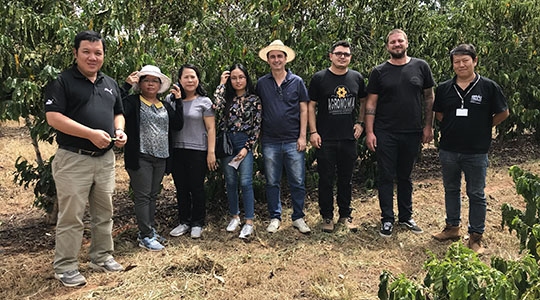 Phan Viet Hã (vice-diretor do WASI), outras duas pesquisadoras do mesmo instituto e a intérprete, com representantes do IAC, APTA e Treviolo, em Adamantina (Fotos: Siga Mais).