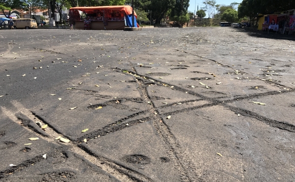 Danos provocados pela passagem de pedestres e veículos, em área recém recapeada, no pátio da feira-livre (Foto: Siga Mais).