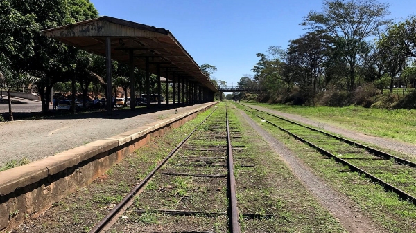 Trecho urbano da ferrovia, em Adamantina (Arquivo/Siga Mais).