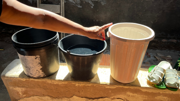 Reportagem em setembro de 2023 mostrou moradora juntando agua em baldes (Arquivo/Siga Mais).