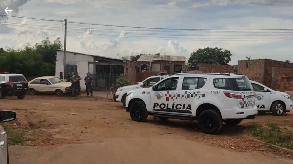 Equipes policiais no local do crime (Reprodução/Panorama Notícia).