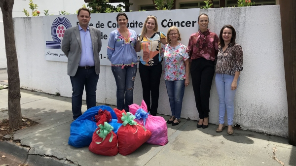 Representantes do Poder Judiciário, da Penitenciária Feminina de Tupi Paulista e da Rede de Combate ao Câncer de Adamantina, na entrega das doações (Foto: Siga Mais).