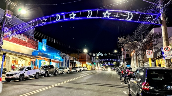 Avenida Rio Branco, centro de Adamantina, neste mês de dezembro (Siga Mais).