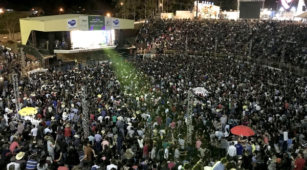 Poliesportivo tem lotação histórica com show de João Bosco & Vinicius na Expoverde