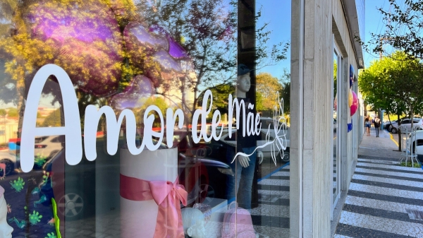 Vitrine de loja no centro de Adamantina (Siga Mais).