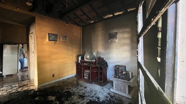 Interior da sala, onde as chamas ficaram mais concentradas (Imagem: Siga Mais).