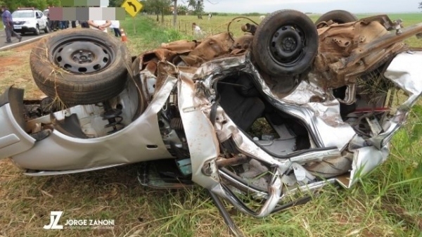 Automóvel VW Golf que era conduzido pelo rapaz, morador de Panorama, vítima fatal do acidente (Foto: Site Jorge Zanoni).