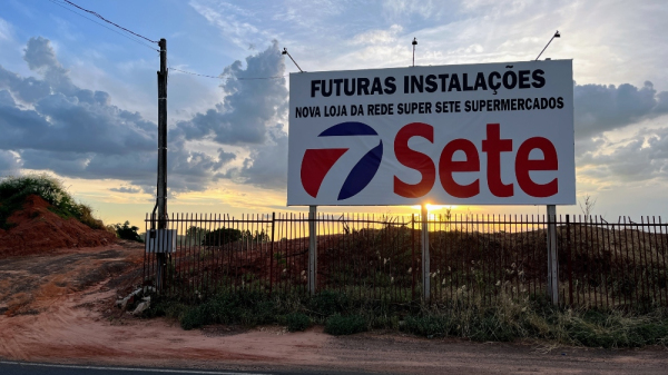 Terraplanagem foi iniciada no local nesta quinta-feira, 4 de janeiro, abrindo etapa que antecede obras da nova loja da Rede Sete em Adamantina (Siga Mais).
