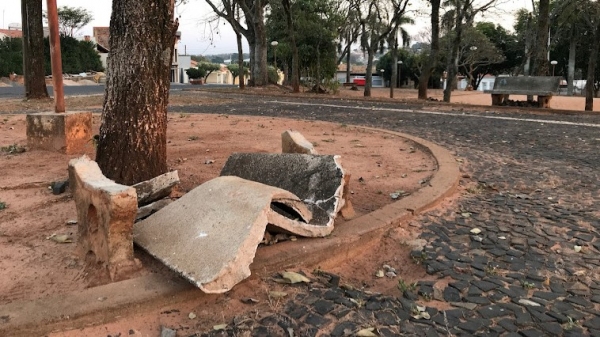 Bancos quebrados e falhas no passeio público são alguns dos apontamentos feitos pelos moradores sobre a situação da Praça José Parrila, a Praça da Estrela (Foto: Siga Mais).
