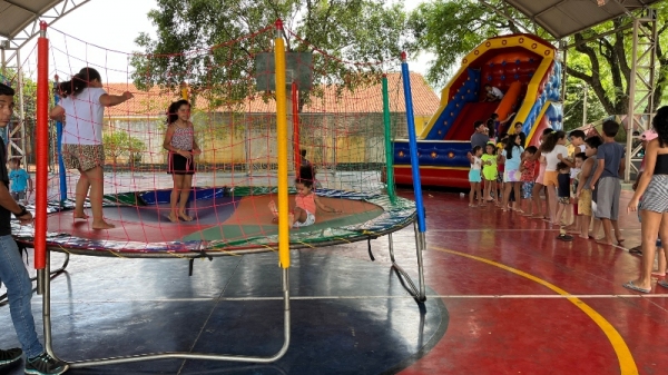 Crianças tiveram acesso a brinquedos e guloseimas (Foto: Siga Mais).