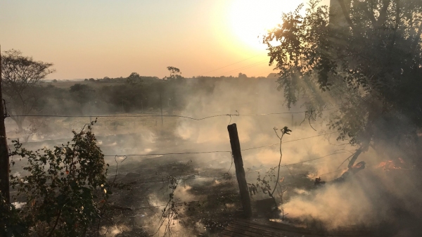 Recente queimada em área rural próxima ao clube da Polícia Civil (Sepca) em Adamantina (Foto: Siga Mais).
