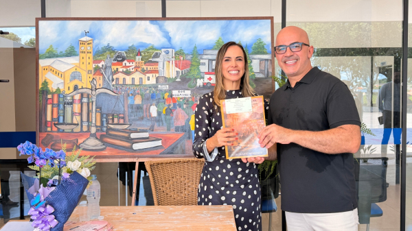 Juiza Ruth Menegatti e o jornalista Acacio Rocha (Imagem: Luciana Ramazotti).