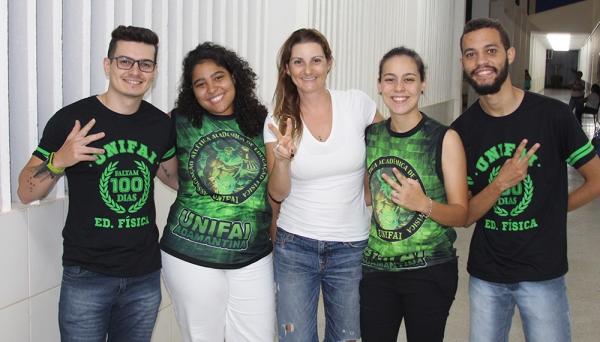 Coordenadora de Educação Física, Profa. Gabriela (centro da foto), comemora seleção dos alunos/as para participar das Paralimpíadas Escolares (Foto: João Pedro Lorenzzeti).