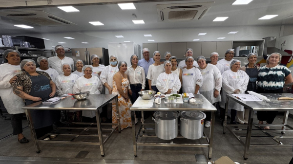 Cristiane Freitas, alunos, professores e autoridades locais em uma das carretas em Adamantina (Siga Mais).
