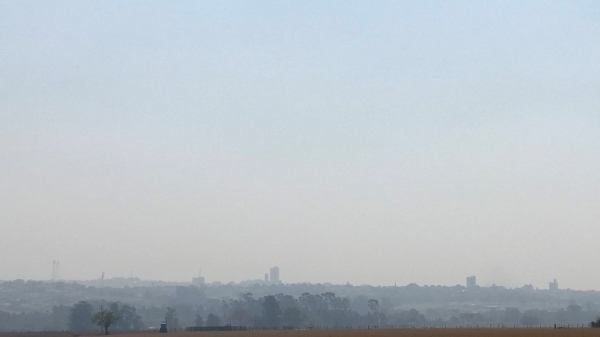 Nuvem de fumaça encobriu Adamantina nesta terça-feira (Foto: Siga Mais).