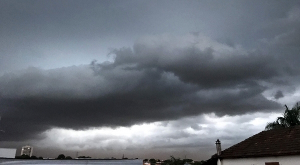Temporal traz vendaval a Adamantina, no final da tarde desta quinta-feira (Foto: Siga Mais).