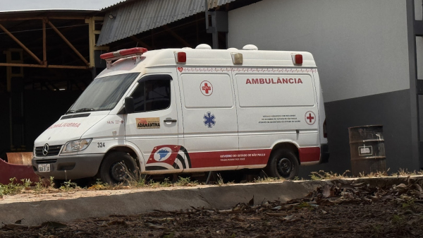 Ambulancia que se envolveu em acidente em 2023, parada no almoxarifado municipal (Siga Mais).