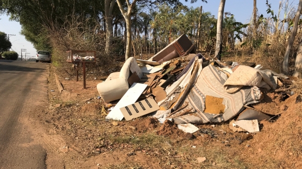Ponto de descarte na Avenida Rio Branco, altura do Jardim Adamantina (Foto: Siga Mais).