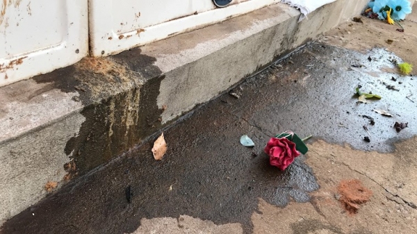 Líquido que vaza das gavetas de sepultamento seria necrochorume, composto por duas substâncias altamente tóxicas: a cadaverina e a putrescina, de alto risco ambiental e à saúde pública (Foto: Siga Mais/23/08/2021).