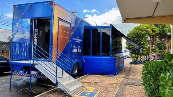 Em Adamantina, a unidade móvel está instalada na Avenida Dr. Adhemar de Barros, estacionada na Praça Élio Micheloni, ao lado da Biblioteca Municipal (Foto: Siga Mais).