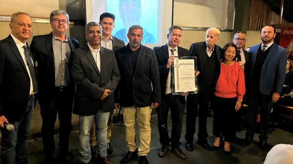 Vereadores da Câmara Municipal de Adamantina e o homenageado, professor Luiz Carlos Galvão (Siga Mais).