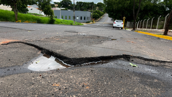 Afundamento no asfalto (Imagem: Siga Mais ? 06/11/2024).
