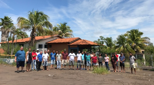 Parte do grupo de ex-trabalhadores da empresa, em fevereiro,  na portaria do curtume, em Adamantina (Foto: Siga Mais).