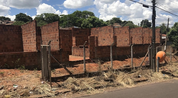 Obras paralisadas desde 2011 são retomadas pela atual administração, para a construção da unidade básica de saúde do Jardim Brasil (Foto: Siga Mais).