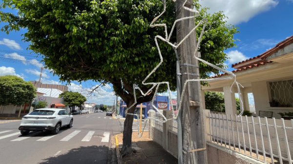 Decora??o suspensa na Joaquim Nabuco, proximidades do cruzamento com a Alameda Navarro de Andrade (Siga Mais).