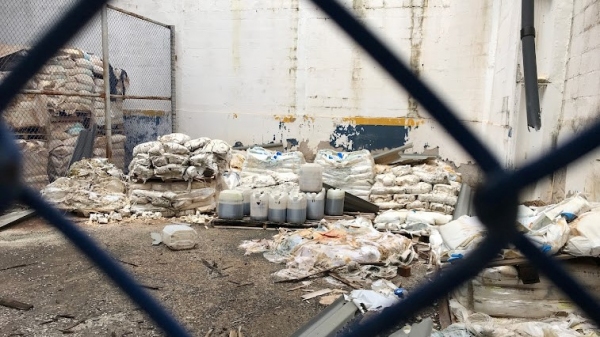 Produtos químicos dispostos nas dependências da empresa desativada (Cedida/Siga Mais/Fev2020).