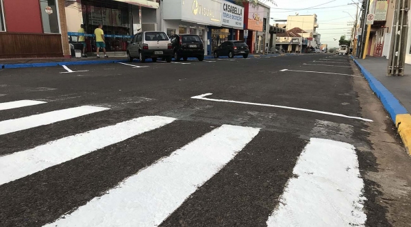 Nova sinalização de trânsito é aplicada na área central de cidade (Foto: Siga Mais).