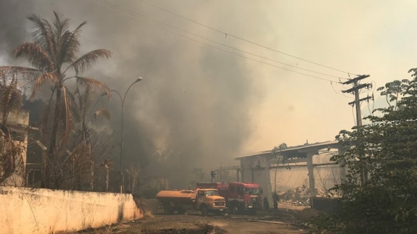 Viatura do Corpo de Bombeiros e um caminhão-pipa da Prefeitura de Adamantina no combate às chamas, no começo da tarde deste domingo (Foto: Siga Mais).