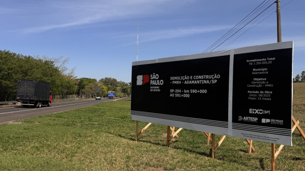 Placa da obra em Adamantina (Siga Mais).