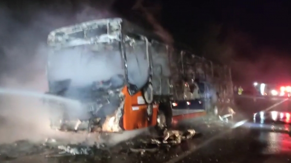 Ônibus rodoviário ficou completamente destruído pelo incêndio (Reprodução/Panorama Notícia).