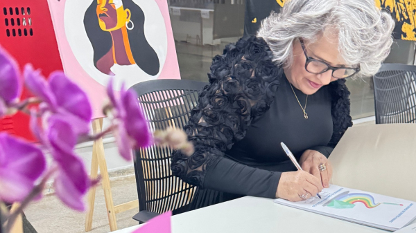 Autora apresenta livro em Adamantina (Imagens: Siga Mais).