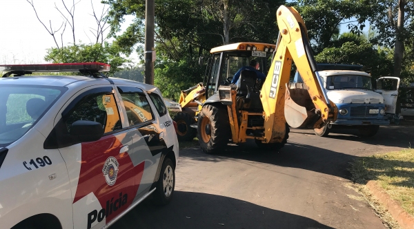 Com autorização judicial e apoio da Polícia Militar, equipes da Prefeitura trabalharam para a remoção de materiais no Jardim Brasil (Foto: Siga Mais).